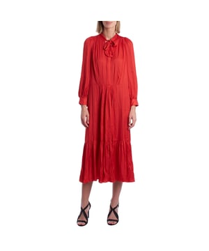 Vestido midi de satín Zadig & Voltaire con lazada.\\n\\nEste vestido midi de Zadig & Voltaire irradia elegancia relajada gracias a su confección en satín fluido y su diseño vaporoso. Con detalles sutiles como la lazada en el cuello y las mangas abullonadas con puño, ofrece un equilibrio perfecto entre sencillez y estilo refinado.\\n\\nDetalles:\\nTipo de prenda: Vestido midi de manga larga.\\nEscote: Cerrado con lazada decorativa.\\nCorte: Fluido con vuelo en la falda.\\nCierre: en el escote de botones.\\nLargo: Hasta media pierna.\\nTejido: Satín suave y con brillo.\\n\\nZadig & Voltaire firma un vestido midi versátil y luminoso, ideal para mujeres que buscan sofisticación con un toque de carácter y ligereza.\\n Composición: 100% Poliéster\\n Cuidados:\\nLavar en máquina en programa delicado. No usar lejía. No secar en secadora. Planchar a baja temperatura si es necesario.