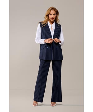 Het Chloe gilet in navy met witte krijtstrepen is een chique en veelzijdig kledingstuk dat een onmiskenbare toevoeging is aan een elegante garderobe. Het gilet is gemaakt van een tijdloze navy-witte krijtstreep, wat zorgt voor een verfijnde en professionele uitstraling. Dankzij de ceintuur in de taille kun je je silhouet op een subtiele en stijlvolle manier benadrukken. Dit gilet is ideaal voor zowel zakelijke als casual looks. Het heeft een rechte pasvorm en valt tot op de heup, waardoor het een comfortabele en flatterende fit biedt. Draag het gilet met een mooie blouse of top eronder voor een extra laagje, of laat het gilet de blikvanger zijn door het zonder top te dragen. Wil je een professionele look? Combineer het gilet met een nette pantalon. Voor een casual uitstraling is het perfect met een jeans en een wit shirt.