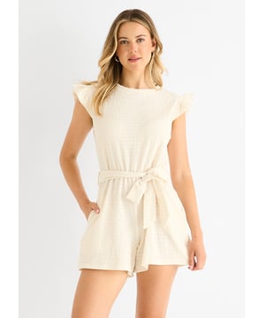 Blijf de hele dag stijlvol en comfortabel in onze crèmekleurige Stretch Texture Frill Playsuit met elastische taille. Met zijn stretchy textuur en franje details omhelst deze playsuit je figuur en voegt een vleugje stoerheid toe aan je look. De elastische taille zorgt voor een perfecte pasvorm, waardoor het de perfecte all-in-one outfit is voor elke casual gelegenheid.