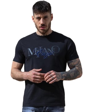 Werte deinen Freizeitstil auf mit dem Enzo Milano Herren-T-Shirt mit Stickerei. Das kurzärmelige Shirt ist in bequemer regulärer Passform gehalten und verfügt über einen klassischen Rundhalsausschnitt für einen zeitlosen Look. Auf der Brust befindet sich eine elegante Enzo-Stickerei in Kombination mit einem markanten Milano-Print – ein stilvoller Designer-Akzent für deinen Alltagslook.