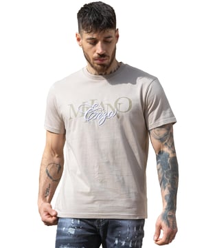 Eleva tu estilo casual con la camiseta bordada para hombre de Enzo Milano. Diseñada con un cómodo corte regular, esta camiseta de manga corta cuenta con un clásico cuello redondo que aporta un toque atemporal. En el pecho luce un elegante bordado de Enzo combinado con un llamativo estampado de Milano, que añade un distintivo toque de diseñador a tu look diario.
