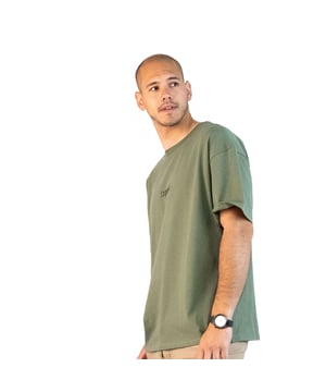 A statement-making staple. This Superb T-shirt combines minimalist style with a streetwear touch thanks to its loose fit and clean design. Perfect for relaxed looks that stand out.\\n\\n Details:\\n - Extra oversized cut, with dropped shoulders for a casual and modern fit.\\n - Wide double stitch on cuffs and hem.\\n - Tone-on-tone embroidered Superb logo on the chest adds a subtle touch of branding.\\n - Reinforced round neck, comfortable and durable.\\n - Soft and durable fabric, ideal for everyday use.\\n\\n A versatile oversized tee with attitude for those looking for effortless style. Ideal for urban or casual outfits with a distinctive touch.\\n Composition: 97% Cotton, 3% Elastane\\n Care:\\nMachine wash at maximum 30°C.\\n Do not use bleach.\\n Iron at low temperature.\\n Do not tumble dry.\\n Wash and iron inside out to preserve the embroidery.