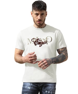 Werte deinen Freizeitstil auf mit dem Enzo Milano Herren-T-Shirt mit Stickerei. Das kurzärmelige Shirt ist in bequemer regulärer Passform gehalten und verfügt über einen klassischen Rundhalsausschnitt für einen zeitlosen Look. Auf der Brust befindet sich eine elegante Enzo-Stickerei in Kombination mit einem markanten Milano-Print – ein stilvoller Designer-Akzent für deinen Alltagslook.
