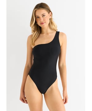 Duik in stijl met dit felle zwarte one-shoulder badpak. Het gedurfde asymmetrische ontwerp geeft je die moeiteloze cool-girl vibe terwijl de rekbare stof met je meebeweegt, of je nu golven vangt of zonnestralen vangt. Comfortabel genoeg voor de hele dag op het strand maar opvallend genoeg om je te onderscheiden van de massa - want basic is saai.