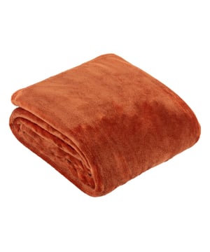 Transform your home into a haven of comfort with the Harrow Fleece Throw. Silky soft, it effortlessly blends practicality with sophistication. The single-layer flannel fleece offers a lightweight yet cosy warmth, making it the perfect companion for a relaxing evening on the sofa or a stylish accent to your bedroom décor. With its variety of rich tones, this throw complements any interior style, adding a touch of elegance and personality to your space. Designed for everyday indulgence, it brings value and charm to your home without compromise.