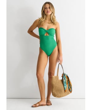 Date un capricho con este lujoso bañador Twist Front Textured verde. Su intrincado diseño Twist Front y su tejido texturizado crean un look único y sofisticado, a la vez que proporcionan un ajuste perfecto a tu cuerpo. Sé la envidia de la playa con este exclusivo bañador.