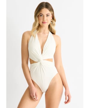 Blijf stijlvol en zelfverzekerd op het strand met ons witte Twisted Cut out Halter-zwempak. Het unieke gedraaide ontwerp en de uitgesneden details voegen een vleugje verfijning toe aan dit comfortabele en casual zwempak. Perfect om in te loungen of te zwemmen.
