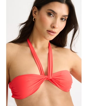 Verhoog je zwemkledingcollectie met de Orange Twist Front Halter Neck Bikini Top. Deze luxe top heeft een flatterend twist front ontwerp en een halternek voor een vleugje verfijning. Gemaakt van eersteklas materialen biedt het zowel stijl als comfort. Perfect om een statement te maken op het strand of bij het zwembad.
