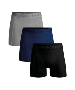 De Boxershorts/Onderbroeken van Muchachomalo zitten als gegoten en zijn gemaakt van hoogwaardig katoen. Een zachte elastische logotailleband van microvezelstof zorgt voor extra comfort. Specificaties • Normale Pasvorm • Vlakke gestikte naden voor extra comfort • Zachte Waistband met het Muchachomalo Logo Onderhoud • Wassen op 30 graden • Niet in de droger • Strijken op matig warme stand (2 stippen) Waarom Muchachomalo? Muchachomalo werkt alleen met fabrieken die BSCI en OEKO-TEX gecertificeerd zijn. Deze fabrieken hebben als doel arbeidsomstandigheden continu te verbeteren. Zij strijden voor het recht op het vormen van een vakbond, veilige werkomstandigheden en zijn tegen dwang- en kinderarbeid. Ook stellen zij consumenten en bedrijven in staat om zelf verantwoordelijke beslissingen te nemen die onze planeet beschermen voor de toekomstige generaties.