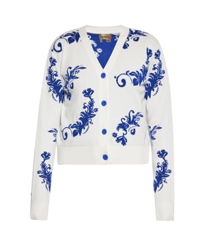 Heben Sie Ihre Garderobe mit diesem exquisiten gestrickten Cardigan auf, der einen V-Ausschnitt und eine Knopfleiste vorne aufweist. Verziert mit kunstvollen, blumeninspirierten Designs überall, strahlt dieses Kleidungsstück Eleganz und Charme aus. Komplettiert mit gerippten Bündchen und Saum sowie auffälligen runden Knöpfen für zusätzlichen Flair. Ideal, um jedem Ensemble einen Hauch von Raffinesse zu verleihen.  Strickjacke