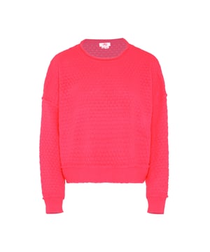 Heben Sie Ihre legere Garderobe mit diesem gestrickten Pullover auf, der ein strukturiertes Muster aufweist. Entworfen mit einem Rundhalsausschnitt und langen Ärmeln, bietet er eine lockere Passform mit leicht abgesenkter Schulter für Komfort. Die gerippten Details am Saum, an den Bündchen und am Ausschnitt sorgen für eine bequeme Passform und Formbeständigkeit. Ein diskret im Nacken platziertes Markenetikett verleiht diesem stilvollen Stück Authentizität.  Pullover