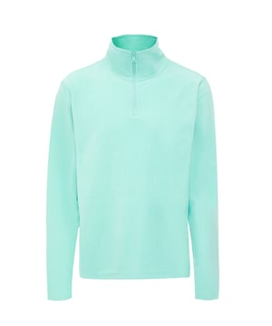 Entdecken Sie unseren Fleece-Pullover mit hohem Kragen und halbem Reißverschluss für müheloses An- und Ausziehen. Mit langen Ärmeln sowie verstärktem Bündchen und Saum für zusätzliche Langlebigkeit. Der weiche Stoff bietet Wärme und Komfort – perfekt für entspannte Ausflüge oder Outdoor-Abenteuer in kühleren Klimazonen. Der Stehkragen sorgt für zusätzliche Gemütlichkeit, wenn er vollständig geschlossen ist.  Fleecepullover