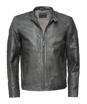 Coole Herrenjacke von Mustang. Die Jacke wird mit einem Reißverschluss verschlossen und hat seitliche Reißverschlusstaschen. Ein besonderes Highlight ist ihr Stehkragen mit Knopfverschluss. Diese Lederjacke verfügt über aufwendig eingenähte Raffungen auf den Schultern. Des Weiteren ist sie leicht wattiert und eignet sich dadurch besonders gut als modische Übergangsjacke.