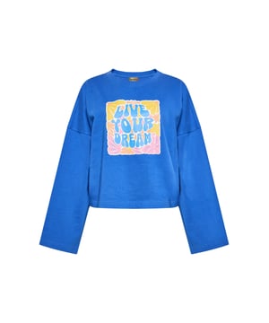 Wir stellen unsere neueste Ergänzung der Kollektion vor: ein langärmeliges Sweatshirt mit Rundhalsausschnitt. Dieses lässig geschnittene Sweatshirt verfügt über eine gerippte Struktur an Ausschnitt, Bündchen und Saum für zusätzlichen Komfort. Die Vorderseite ziert ein inspirierendes Zitat „LEBE DEINEN TRAUM“, umgeben von kunstvollen floralen Motiven in einer dekorativen Umrandung. Perfekt für den Alltag geeignet, ist dieses Sweatshirt entworfen, um Aufmerksamkeit zu erregen. Gegen einen schlichten Hintergrund bleibt der Fokus auf dem einzigartigen Grafikprint und den Design-Details. Veredeln Sie Ihre Garderobe mit diesem Must-Have-Stück.  Sweatshirt