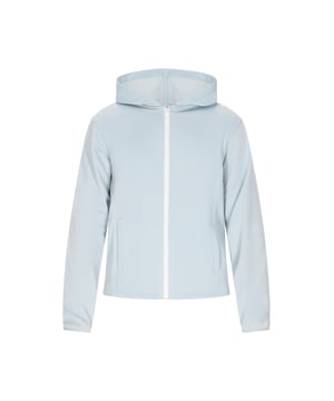 Entworfen für mühelosen Stil, präsentiert diese Kapuzenjacke eine schlanke Silhouette mit einem durchgehenden Reißverschluss und zwei Vordertaschen. Die klaren Linien und die reguläre Passform bieten einen vielseitigen Look, der für verschiedene Anlässe geeignet ist. Komplett mit langen Ärmeln und einer verstellbaren Kordelkapuze strahlt diese Jacke lässige Eleganz aus.  Jacke