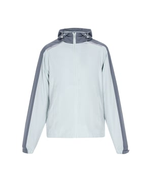 Diese leichte Kapuzenjacke mit durchgehendem Reißverschluss lässt sich bequem tragen. Eine verstellbare Kapuze mit Kordelzug und ein hoher Kragen bieten zusätzlichen Schutz. Elastische Bündchen an langen Ärmeln sorgen für eine bequeme Passform, während sichtbare Teilungsnähte für Stil sorgen. Jacke mit Taschen, perfekt für Outdoor-Aktivitäten. Die Jacke wurde für Komfort und Funktionalität bei wechselnden Wetterbedingungen entwickelt.  Jacke