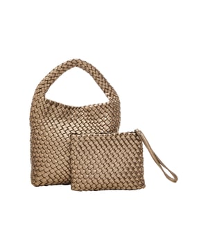 Wir stellen Ihnen unsere stilvollen und vielseitigen gewebten Taschen vor, die sich für jede Gelegenheit eignen. Die größere Tote verfügt über einen einzelnen Griff mit einem entspannten Schlaufen-Design, das ein einfaches Tragen über die Schulter ermöglicht. Durch ihre breite Öffnung ist ein bequemer Zugriff ohne Zugriffsverschlüsse möglich. Mit ihrem gleichmäßigen und engen Webmuster sind diese Taschen robust und haben eine taktile Textur. Auch die kleinere Tasche besticht durch dasselbe aufwendige Geflecht und kann als Handgelenktasche oder Clutch verwendet werden, um kleinere Gegenstände innerhalb oder getrennt von der größeren Tasche zu organisieren. Mit ihrem handgefertigten Look strahlen diese Taschen lässige Raffinesse.  Handtasche
