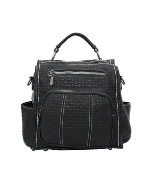 Wir stellen Ihnen unsere strukturierte Handtasche vor, die sich durch ein einzigartiges Strukturdesign mit einem sich wiederholenden Muster auszeichnet. Der flache Boden ist für Stabilität und Haltbarkeit mit schützenden Metallfüßen ausgestattet. Die Außenseite verfügt über sichtbare Nahtdetails und mehrere Reißverschlussfächer für eine einfache Organisation. Komplett mit stilvollen Metallakzenten ist diese Tasche sowohl funktional als auch modisch.  Handtasche