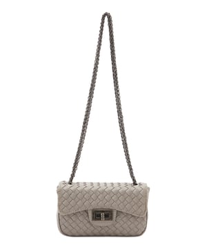 Heben Sie Ihren Alltagsstil mit dieser Schultertasche auf, die eine strukturierte Außenseite in einem gewebten oder gesteppten Muster aufweist. Die rechteckige Form mit abgerundeten Ecken und einem sicheren Metallverschluss verleiht einen Hauch von Raffinesse. Der Kettenriemen ist sowohl langlebig als auch stilvoll und wurde für bequemes Tragen über der Schulter entworfen. Perfekt, um Ihre Essentials mühelos zu tragen und dabei ein modisches Statement zu setzen.  Umhängetasche