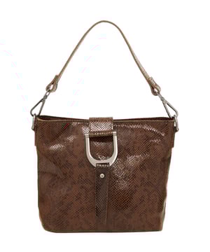 Heben Sie Ihren Stil mit dieser Handtasche hervor, die eine strukturierte Oberfläche aufweist, die Schuppen oder ein netzartiges Design ähnelt. Der lange Schultergurt ist mit Metallbeschlägen verziert, während der metallische Verschluss die Klappe oben sichert. Ein einzigartiges U-förmiges Metallelement fügt dieser weichen und flexiblen Tasche einen Hauch von Raffinesse hinzu und deutet auf einen geräumigen Innenraum für alle Ihre Essentials hin.  Umhängetasche