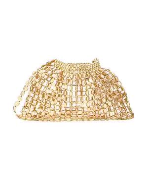 Enthülle eine faszinierende Clutch, die Eleganz und Raffinesse ausstrahlt. Gefertigt mit kunstvollen metallischen Elementen, die miteinander verbunden sind, um ein bezauberndes Netzdesign zu bilden, präsentiert diese Handtasche eine geraffte Oberseite, die sich anmutig öffnet. Die halbstarre Struktur behält mühelos ihre verführerische Halbmondform bei, während der klassische Verschluss einen Hauch von zeitlosem Charme hinzufügt.  Handtasche
