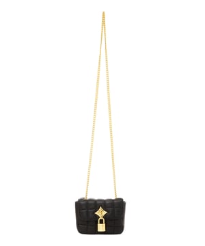 Wir präsentieren stolz unsere neueste Ergänzung zur Kollektion – eine strukturierte, rechteckige Schultertasche, die Eleganz und Funktionalität ausstrahlt. Die gesteppte Textur mit sichtbaren Nähten bildet ein Gittermuster, während das glänzende metallische Sternenlogo und der Verschluss einen Hauch von Luxus verleihen. Der mit einer metallischen Oberfläche verzierte Kettengliederriemen ermöglicht vielseitiges Tragen über der Schulter oder quer über den Körper.  Handtasche