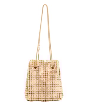 Wir stellen Ihnen unsere atemberaubende Handtasche im Tote-Style vor, die sich durch eine wunderschön verzierte Vorderseite auszeichnet. Das komplizierte Muster entsteht durch Reihen dicht beieinander angeordneter Verzierungen und verleiht der Tasche einen einzigartigen strukturierten Look. Diese Tasche ist mit zwei Riemen ausgestattet, die an den oberen Seiten mit Metallringen befestigt sind, und strahlt Eleganz und Raffinesse aus.  Handtasche