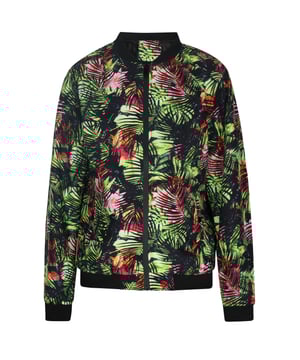 Werten Sie Ihre Oberbekleidungskollektion mit dieser langärmeligen Jacke auf. Mit einem durchgehenden Reißverschluss und geripptem Kragen, Bündchen und Saum für zusätzlichen Stil und Komfort. Das Muster tropische zeigt eine Mischung aus Blattmustern, die ihm einen einzigartigen Flair verleiht. Entworfen mit einer regulären Passform und geradem Saum ist diese Jacke perfekt zum stilvollen Schichten geeignet.  Jacke