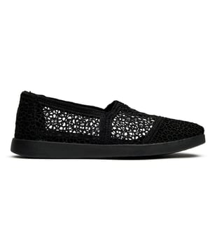 The iconic TOMS slip-on gets a comfortable upgrade with the Classic Alpargata Plus. This timeless black canvas espadrille combines effortless style with enhanced cushioning, making it perfect for all-day wear. The durable rubber sole provides reliable traction while maintaining that signature laid-back aesthetic. Whether you're running errands or meeting friends for coffee, these versatile flats deliver both comfort and classic appeal.