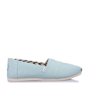 Textiel bovenwerk canvas voetbed TOMS signature CloudBound zolen voor extra comfort ademend vermogen en tractie uitneembaar en handwasbaar. OrthoLite Eco LT hybride inlegzool voor lichtgewicht demping gemaakt van plantaardige en gerecyclede materialen. Elastische gore voor makkelijke pasvorm
