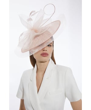 Adorned with a veiled feather detail this fascinator makes a classic statement. Add this piece to an occasionwear ensemble for a final flourish.