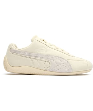 Adopta el estilo vintage de motorsport con las zapatillas Puma Speedcat OG para mujer. Estas icónicas zapatillas casuales presentan una construcción de gamuza de primera calidad, certificada por el Leather Working Group para brindar tranquilidad en sostenibilidad. La distintiva franja en forma de Puma añade un toque característico, mientras que el gato bordado en la puntera proporciona un acabado auténtico. Con sus suelas de goma que ofrecen un agarre confiable y una silueta atemporal, estas Speedcats combinan sin esfuerzo la herencia retro de las carreras con un atractivo casual contemporáneo.