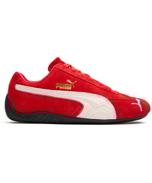 El icónico Puma Speedcat Og regresa en forma miniatura, llevando un estilo inspirado en el automovilismo al guardarropa de tu pequeño. Estas vibrantes zapatillas rojas cuentan con una parte superior de gamuza premium, adornada con la clásica franja de forma de Puma y un adorable gato bordado en la punta. La duradera suela de goma garantiza agarre y comodidad para los niños activos, mientras que el diseño casual se combina fácilmente con jeans o shorts. Elaboradas con materiales certificados por el Leather Working Group, son tan responsables en su fabricación como elegantes.