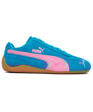 Erlebe den Nervenkitzel der Geschwindigkeit mit PUMAs ikonischen Speedcat OG für Damen. Diese blauen Wildlederschuhe bieten authentisches Motorsport-Erbe in einer eleganten Silhouette. Der markante PUMA Formstreifen verleiht Charakter, während die gestickte Katze auf der Zehe einen klassischen Akzent setzt. Hergestellt aus Wildleder, das von der Leather Working Group zertifiziert ist, und mit strapazierfähigen Gummisohlen für zuverlässige Traktion versehen, vereinen diese lässigen Sneakers nostalgische Rennsport-Inspiration mit alltäglicher Tragbarkeit. Eine zeitlose Ergänzung deiner Kollektion.