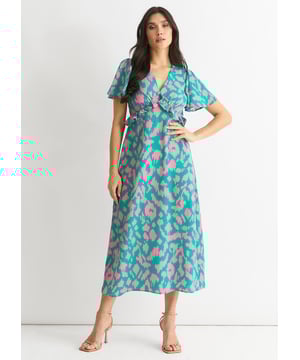 Geef toe aan wilde elegantie met onze Groene Dierenprint V Hals Ruffle Midi Dress. De levendige groene tint en opvallende dierenprint laten je opvallen in elke menigte. De V-hals en ruches voegen een vleugje verfijning toe aan deze midi-jurk, waardoor het een must-have is voor je volgende evenement.