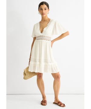 Gönnen Sie sich Eleganz und Raffinesse mit unserem weißen Viskose-Mini-Skaterkleid mit Spitzenbesatz. Das Kleid ist aus luxuriöser Viskose gefertigt und hat einen zarten Spitzenbesatz, der für einen Hauch von Weiblichkeit sorgt. Dieses Minikleid umschmeichelt Ihre Figur und ist perfekt für jeden Anlass. Erhöhen Sie Ihren Stil und setzen Sie ein Statement mit diesem exklusiven Stück.
