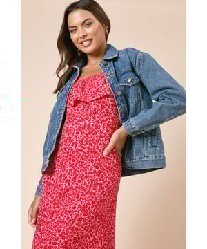 Oversized fit for a relaxed, contemporary silhouette
        Classic collared neckline with button-through front closure
        Practical chest pockets for added functionality
        Structured seam detailing for a flattering shape
        Versatile design that works across seasons
    
    This Dorothy Perkins oversized denim jacket offers the perfect blend of comfort and style for your casual wardrobe. The relaxed fit provides ample room for layering over your favourite tops and dresses, while the timeless design ensures it remains a staple piece season after season. Style with wide-leg jeans and a simple white tee for an effortlessly cool double denim look, or throw over a floral midi dress for weekend brunches with friends. The versatile nature of this jacket makes it ideal for family gatherings, coffee dates, and casual outings. Pair with trainers for day-to-day wear or dress up slightly with ankle boots for evening drinks. Machine washable and crafted from cotton, this jacket combines practicality with enduring style - a true wardrobe essential that will serve you well for years to come.