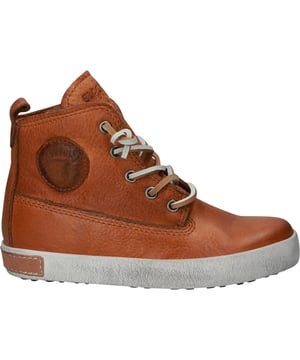 De CK02, een hi-top kinderlaars, is gemaakt van premium kwaliteit leer en heeft een leren voering. Het leer geeft de schoen, samen met de karakteristieke Blackstone zool en de leren veter, een stoere uitstraling. Deze laarzen zitten heerlijk en zijn ook nog eens gemakkelijk aan- en uit te trekken door de rits aan de binnenkant van de laars.