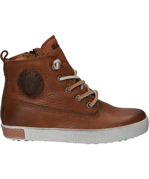 De CK02, een hi-top kinderlaars, is gemaakt van premium kwaliteit leer en heeft een leren voering. Het leer geeft de schoen, samen met de karakteristieke Blackstone zool en de leren veter, een stoere uitstraling. Deze laarzen zitten heerlijk en zijn ook nog eens gemakkelijk aan- en uit te trekken door de rits aan de binnenkant van de laars.