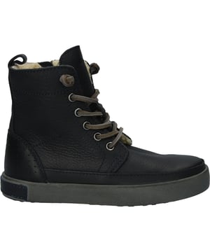 De CK01 Hi-top boots voor kinderen zijn echte Blackstone iconen. Het hoge kwaliteit leer en de warme Teddy voering zorgen voor een perfecte pasvorm en extra comfort. De rubberen zool met grof profiel geeft deze boots, samen met accenten zoals de brandtag achterop de zool en de leren veters, een extra stoere look. De rits aan de binnenkant zorg ervoor dat de boots makkelijk aan- en uit te trekken zijn. De CK01 is verkrijgbaar van maat 23 t/m 39.