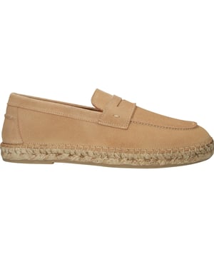 Slip-ons der Marke Blackstone. In der Farbe MOUTON. Hergestellt aus Suede mit einem Futter aus Leather. Dieser Schuh ist mit einer Dress Sohle gefertigt.