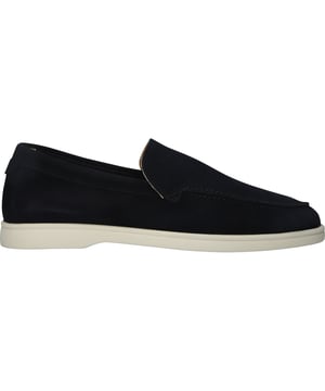 Maak kennis met de YANA LAMON van Blackstone Footwear—een instapper die stijl en comfort op de best mogelijke manier combineert. Ontworpen met de moderne man in gedachten, heeft de Yana Lamon een lichtgewicht zool en een elegante, subtiele hak die perfect is voor alles, van kantoorvergaderingen tot avondjes uit. Deze loafers tillen elke outfit direct naar een hoger niveau met hun strakke design. Bovendien vind je het Blackstone-logo subtiel geplaatst op de hak als een verwijzing naar de kwaliteit en vakmanschap achter elk paar Blackstone-schoenen.