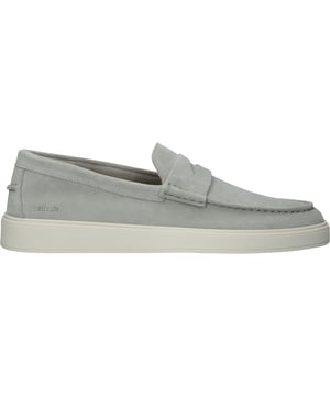 Slip-ons van het merk Blackstone. In de kleur CIMENT. Gemaakt van Suede met een voering van Leather. Deze schoen is gemaakt met een Cup zool.