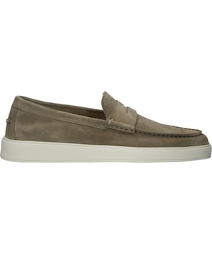 Slip-ons van het merk Blackstone. In de kleur BUSH. Gemaakt van Suede met een voering van Leather. Deze schoen is gemaakt met een Cup zool.