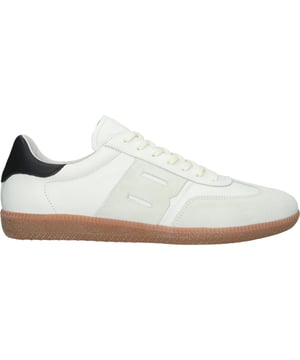 De Lime Wren van Blackstone Footwear is een iconische sneaker die de elegantie van jaren ‘50-voetbalmode combineert met tijdloze streetstyle. Het minimalistische ontwerp, gemaakt van verfijnde materialen, lederen overlay, wordt gekenmerkt door een stijlvolle wingtip en een duurzame gumrubberen zool.