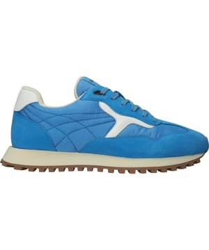 Runner Sneaker van het merk Blackstone. In de kleur JASPER BLUE. Gemaakt van Suede met een voering van Terry. Deze schoen is gemaakt met een Runner zool.