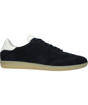 Der Lime Wren Perf von Blackstone Footwear ist ein ikonischer Sneaker, der die Eleganz der Fußballmode der 1950er Jahre mit zeitlosem Streetstyle verbindet. Das minimalistische Design, gefertigt aus edlen Materialien und mit einem perforierten Logo versehen, zeichnet sich durch eine stilvolle Flügelkappe und eine strapazierfähige Gummisohle aus.