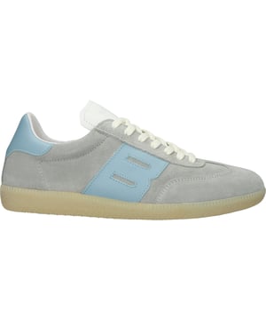 Der Lime Wren von Blackstone Footwear ist ein ikonischer Sneaker, der die Eleganz der Fußballmode der 1950er Jahre mit zeitlosem Streetstyle verbindet. Das minimalistische Design, gefertigt aus edlen Materialien mit einer Lederauflage, zeichnet sich durch eine stilvolle Flügelkappe und eine strapazierfähige Gummisohle aus.