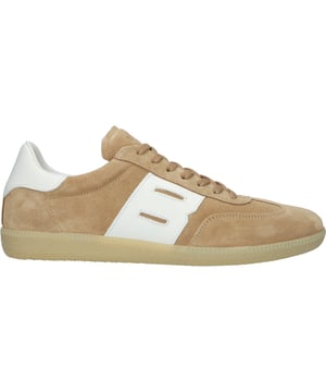 De Lime Wren van Blackstone Footwear is een iconische sneaker die de elegantie van jaren ‘50-voetbalmode combineert met tijdloze streetstyle. Het minimalistische ontwerp, gemaakt van verfijnde materialen, lederen overlay, wordt gekenmerkt door een stijlvolle wingtip en een duurzame gumrubberen zool.