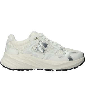 Runner Sneaker van het merk Blackstone. In de kleur WHITE SILVER. Gemaakt van Leather met een voering van Terry. Deze schoen is gemaakt met een EVA zool.